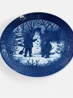 Royal Copenhagen White & Blue 'The Snowman' Collector Plate 1985